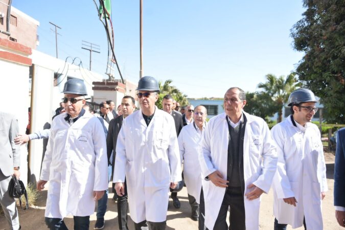 د شريف فاروق وزير التموين والمهندس صلاح فتحي رئيس شركة السكر خلال متابعة توريد القصب في مصنع أبو قرقاص