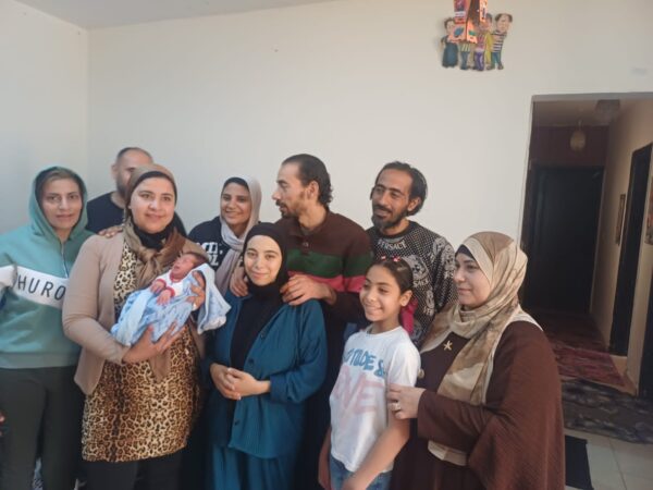 أسرة الطفلة الرضيعة 