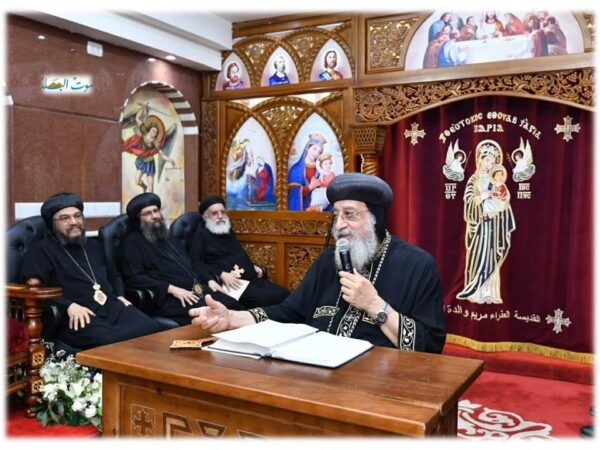 فى عظته الاسبوعية من كنيسة السيدة العذراء بالمعموره بالاسكندريه اكد البابا تواضروس الثانى بطريرك الكرازة المرقسية
ان البداية الروحية ببناء مسجد العاصمة وكاتدرائية العاصمة الاداريه الجديده فى عهد الرئيس السيسى هى سببا اساسيا فى نجاح العاصمة الاداريه الجديد
وأكد قداسته على اننا نفخر بهذا الانجاز العالمى أمام العالم اجمع واننا كمصريون نفتخر امام كل ضيف بهذه المشروعات العملاقة
واستكمل قداسته ان المسجد والكنيسة ككيانات روحية يتعلم فيها المواطن وينشئ على التربية الصالحه
وفى معرض حديثه اضاف البابا تواضروس الثانى
ان بالتربية الحسنة يخرج المواطن الصالح الذى يستطيع ان يخدم وطنه داخل مصر وخارجها
ويكون صورة مشرفة امام العالم
وفى تأمل عن اسم المعموره بمحافظة الاسكندريه والتى تأتى من العمار او التعمير وفى ذلك نردد دائما عمار يا مصر
فى عظته الاسبوعية من كنيسة السيدة العذراء بالمعموره بالاسكندريه اكد البابا تواضروس الثانى بطريرك الكرازة المرقسية
ان البداية الروحية ببناء مسجد العاصمة وكاتدرائية العاصمة الاداريه الجديده فى عهد الرئيس السيسى هى سببا اساسيا فى نجاح العاصمة الاداريه الجديد
وأكد قداسته على اننا نفخر بهذا الانجاز العالمى أمام العالم اجمع واننا كمصريون نفتخر امام كل ضيف بهذه المشروعات العملاقة
واستكمل قداسته ان المسجد والكنيسة ككيانات روحية يتعلم فيها المواطن وينشئ على التربية الصالحه
وفى معرض حديثه اضاف البابا تواضروس الثانى
ان بالتربية الحسنة يخرج المواطن الصالح الذى يستطيع ان يخدم وطنه داخل مصر وخارجها
ويكون صورة مشرفة امام العالم
وفى تأمل عن اسم المعموره بمحافظة الاسكندريه والتى تأتى من العمار او التعمير وفى ذلك نردد دائما عمار يا مصر
فى-عظته-الاسبوعية-من-كنيسة-السيدة-العذراء-بالمعموره-بالاسكندريه-اكد-البابا-تواضروس-الثانى-بطريرك-الكرازة-المرقسية